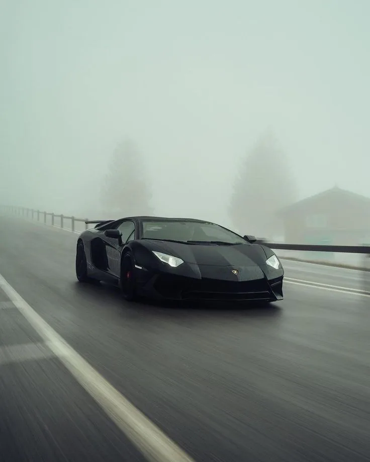 Illustratives Sportwagenmotiv: eine Fahrt durch den Nebel.
