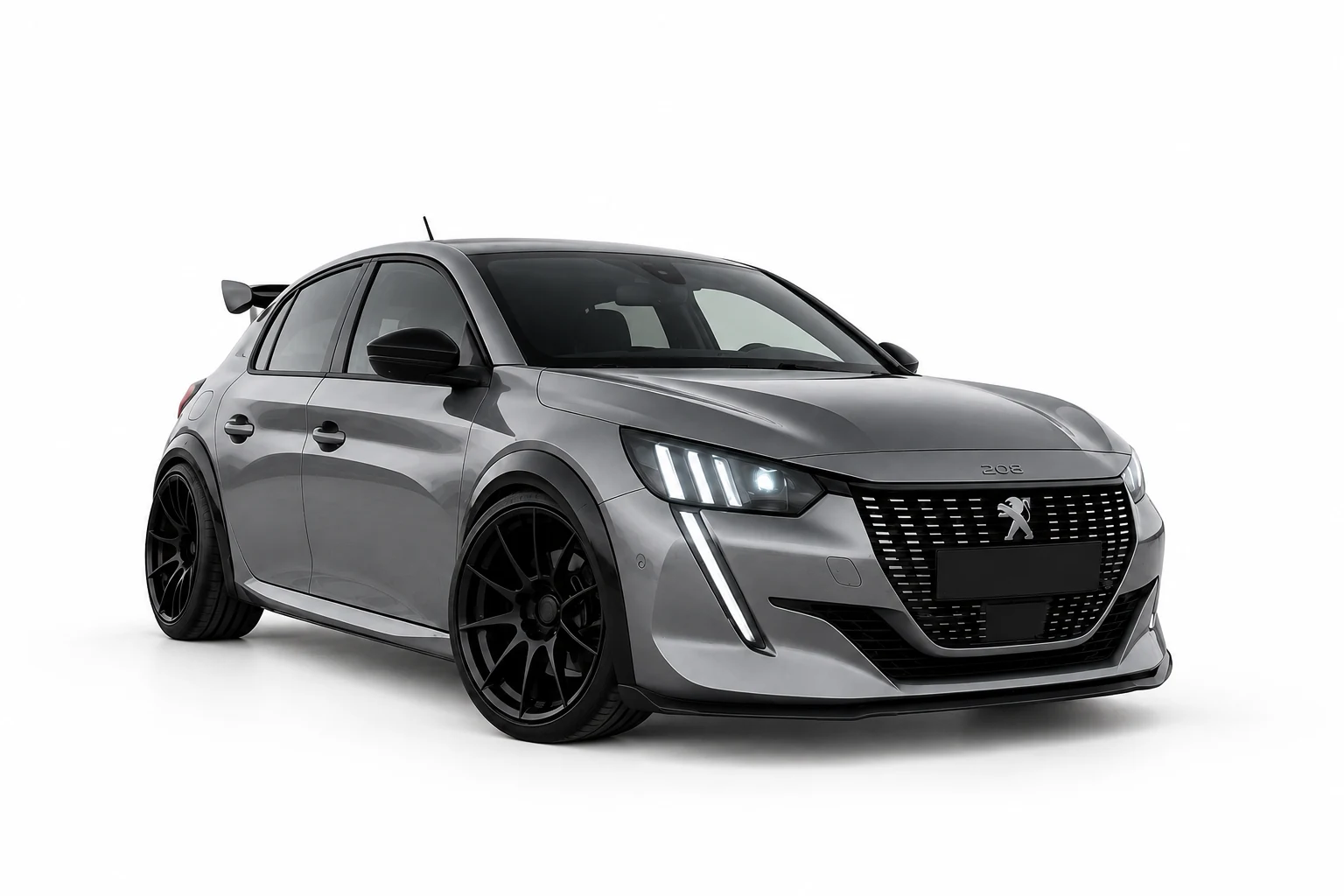 Grauer Peugeot 208 mit schwarzen Rädern, schräg von vorn vor hellem Hintergrund.