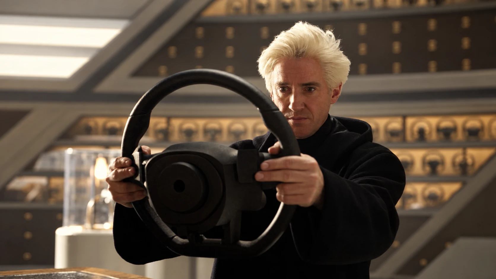 Tom Felton hält ein Lenkrad in der CUPRA-Werbung The Chosen One.