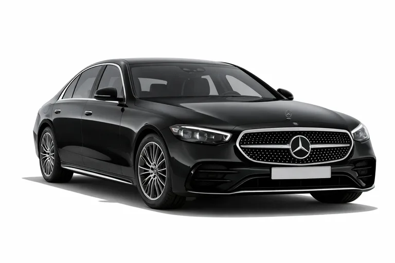 Schwarze Mercedes E-Klasse in seitlicher Frontansicht