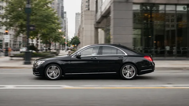 FRALIMO Chauffeurservice in Frankfurt mit schwarzer Limousine